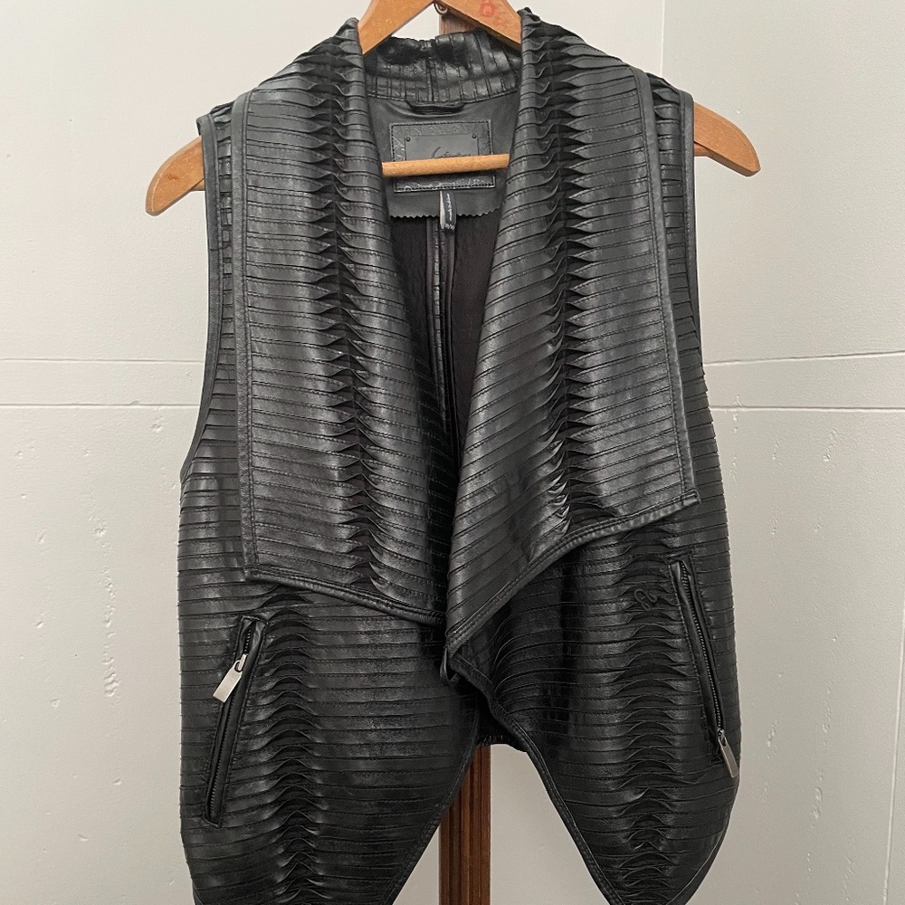 Sleeveless coat lambskin/ black women size Medium / Line brand